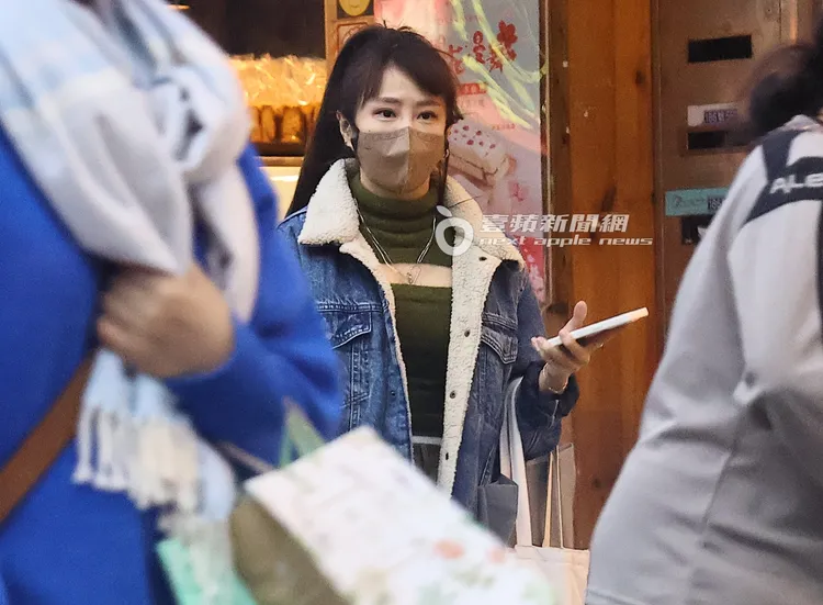 董梓甯結束手作行程，與女友人步出店外。特勤中心攝