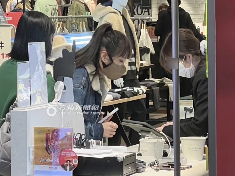 董梓甯很專注櫃檯飾品，與女友人停留許久。特勤中心攝