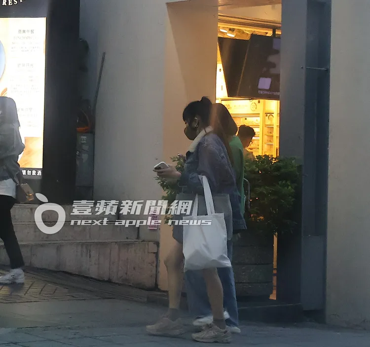 董梓甯與女友人邊走邊聊進入百貨公司。特勤中心攝