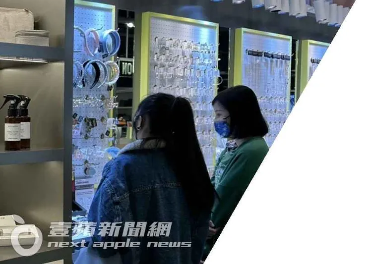 董梓甯（左）和女友人在飾品店挑選商品。特勤中心攝