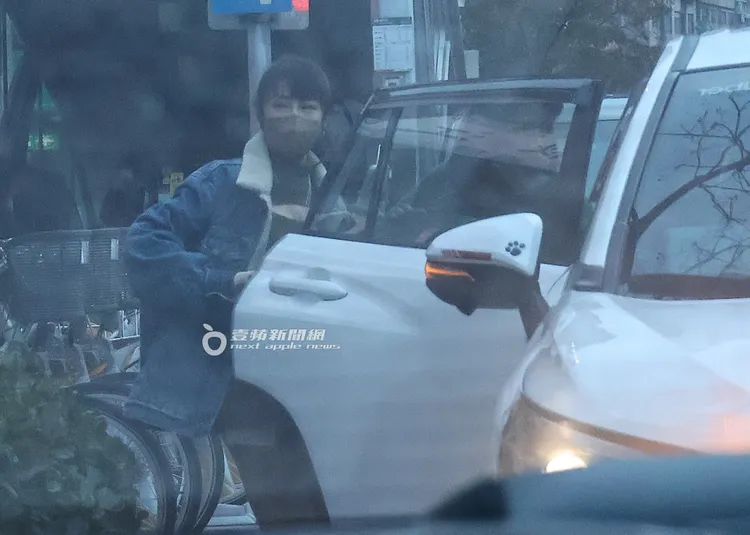 董梓甯與女友人搭乘多元計程車，前往大同區。特勤中心攝
