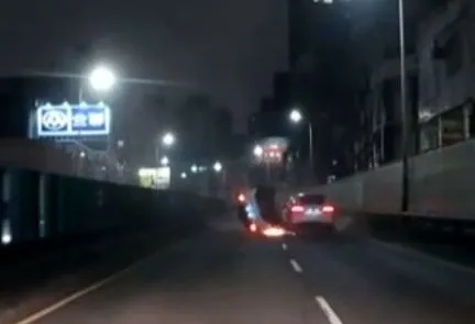 肇事VOLVO轎車翻覆。翻攝自臉書「爆料公社」