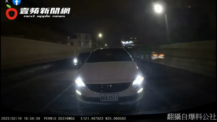 即使前車已陸續超越其他車輛，白色VOLVO轎車仍緊貼前車車尾步步進逼。翻攝自臉書「爆料公社」