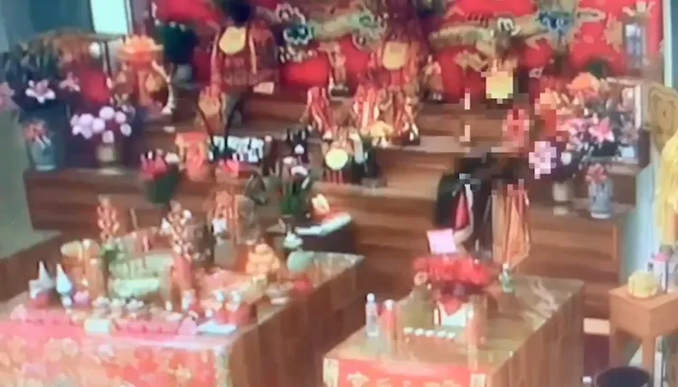 陳男趁廟方人員外出用餐，潛入廟內行竊神明金牌。翻攝畫面