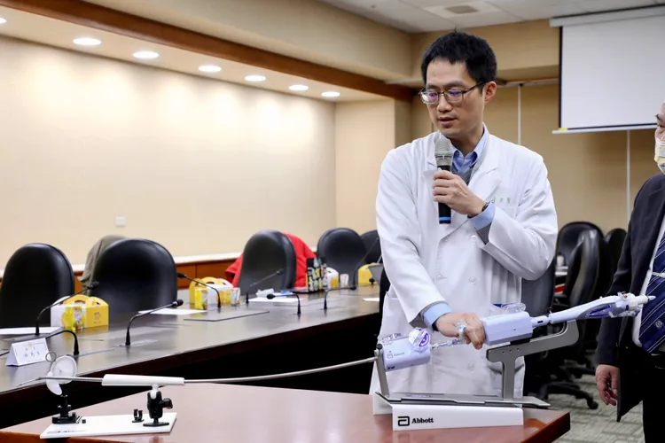 北榮內科部心臟內科主治醫師宋思賢示範操作。北榮提供