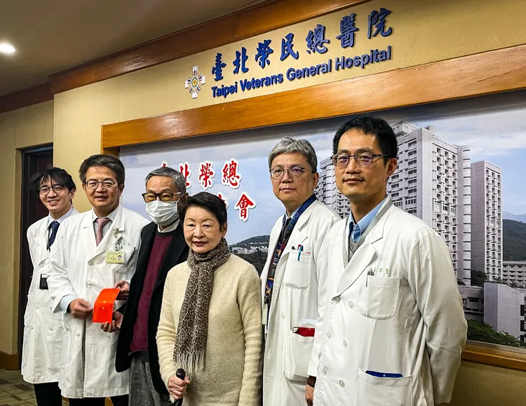 林先生（左3）起與醫療團隊合影。賴昀岫攝