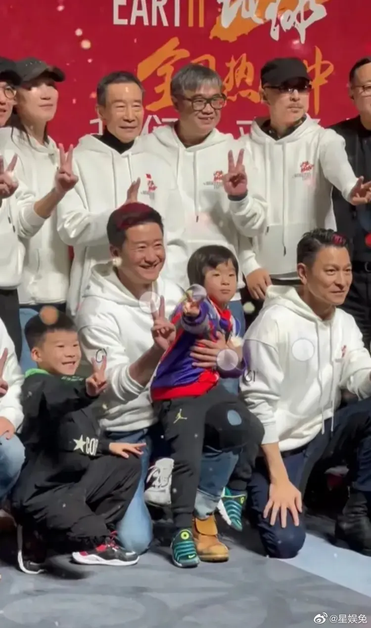 吳京的兩個兒子和劉德華及電影團隊一起拍大合照。翻攝星娛兔微博