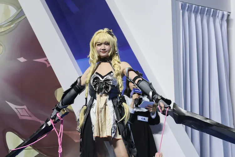 由網紅們扮演成《神魔之塔》女將造型。鄭孟晃攝