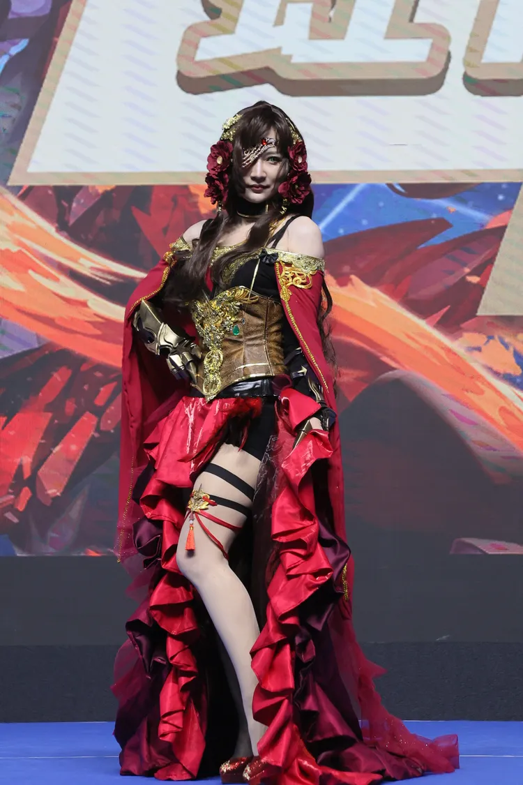 由網紅們扮演成《神魔之塔》女將造型。鄭孟晃攝