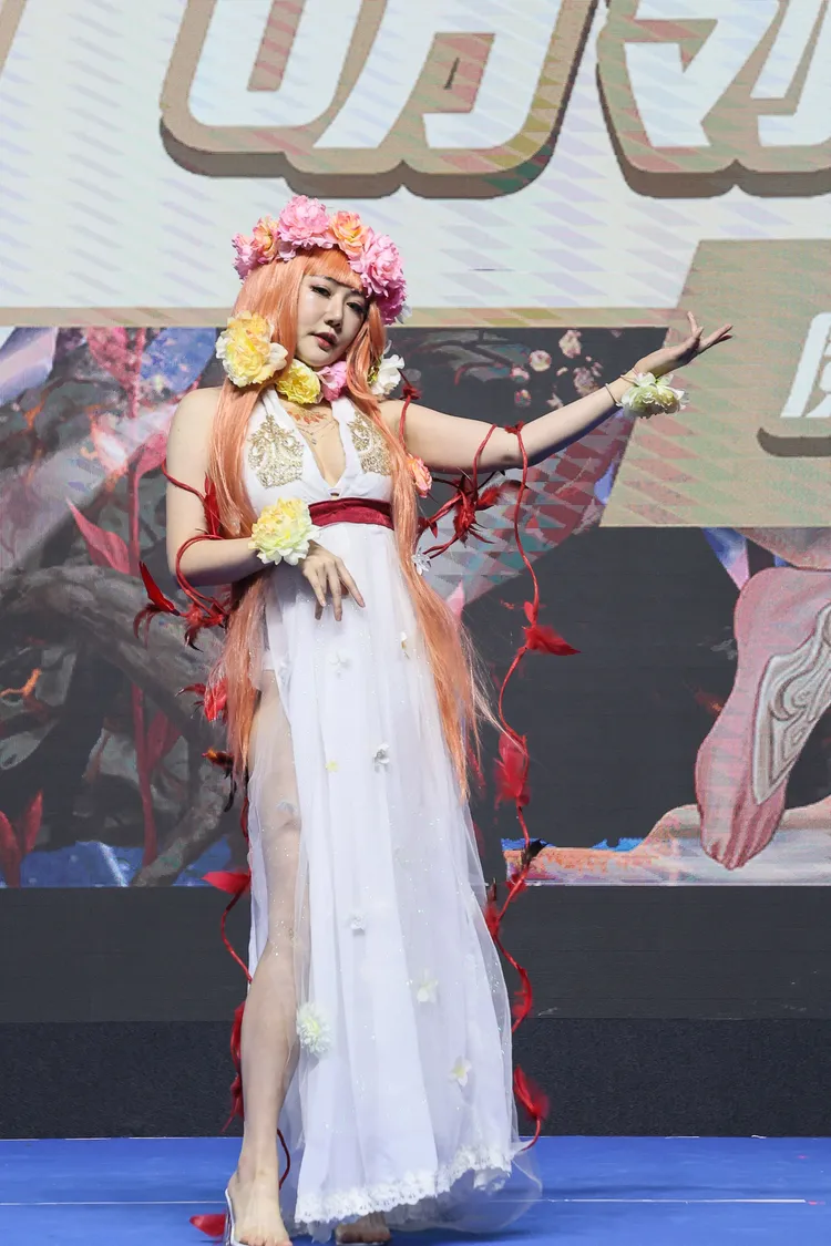 由網紅們扮演成《神魔之塔》女將造型。鄭孟晃攝