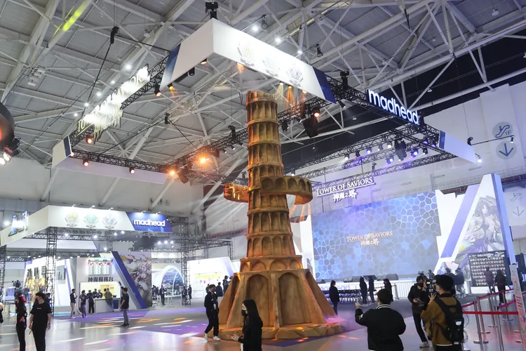 電玩展現場打造《神魔之塔》標誌性象徵、9米高以諾塔。鄭孟晃攝