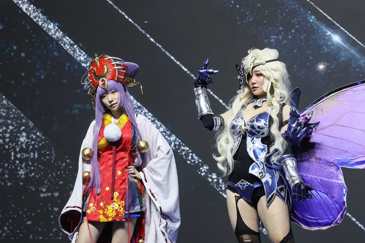 由網紅們扮演成《神魔之塔》女將造型。鄭孟晃攝