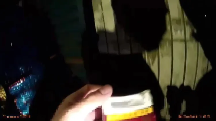 警方查看陳男丟棄的藏毒煙盒。三重警分局提供