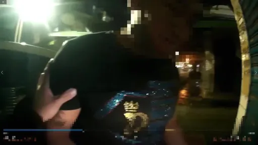 新北男深夜路邊抽菸　見警心虛做這事！鷹眼警全都錄逮人