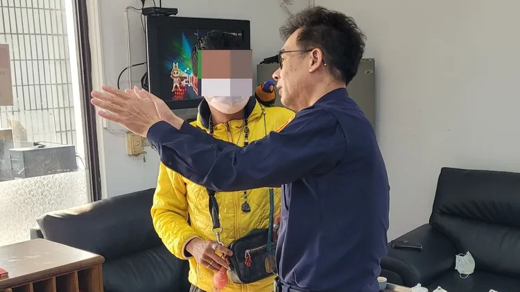 江姓失主到派出所領回「古錐」，牠乖乖站在主人肩膀上。讀者提供