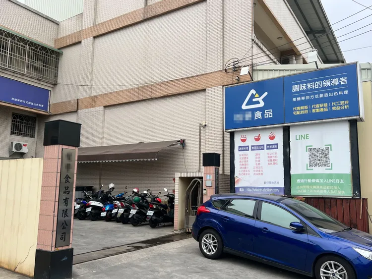 發生攪拌桶傾倒工安意外的食品公司。鮮明攝