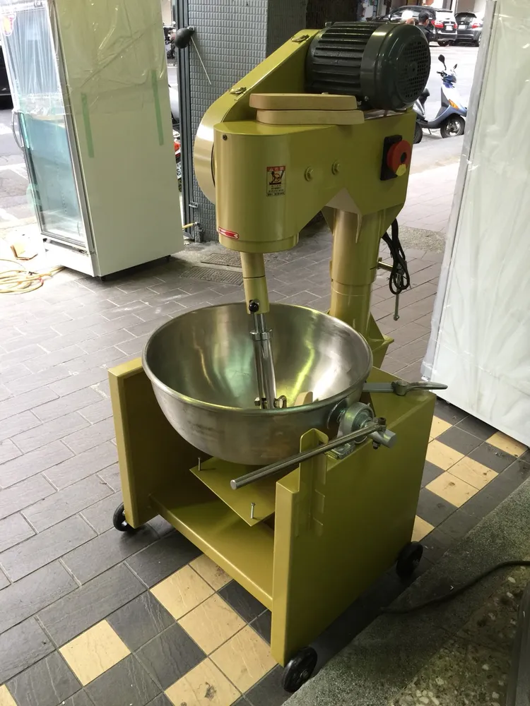 發生意外的攪拌機外型與照片類似，但容量更大。翻攝拍賣網站