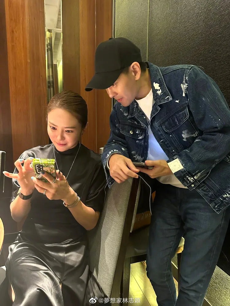 林志穎（右）和劉荷娜一起看手機。翻攝林志穎微博