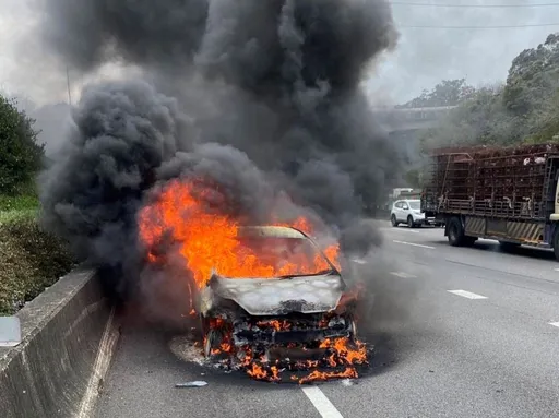 國1新竹路段驚見火燒車! 「整輛燒成火球」畫面曝光