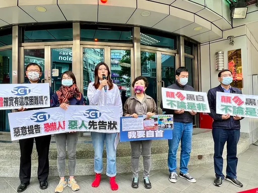 「你們要接受公評阿！」鄭麗文被三立開告　警局前舌戰三立記者