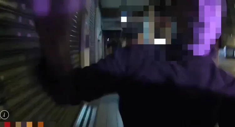 八炯與女友酒後起衝突報警，卻意外與來調解的警員發生拉扯衝突。翻攝畫面