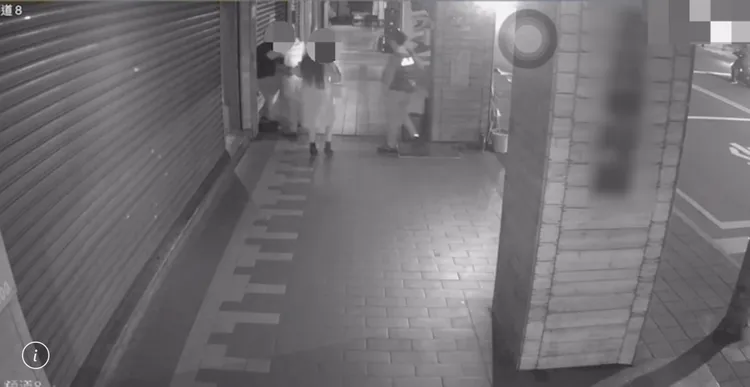 八炯過激言論與外套掉落在地上，讓警員起戒心，將八炯推開並大聲喝斥什麼態度。翻攝畫面