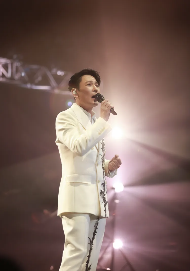 張信哲在演唱會上表演了18首歌曲。開麗娛樂
