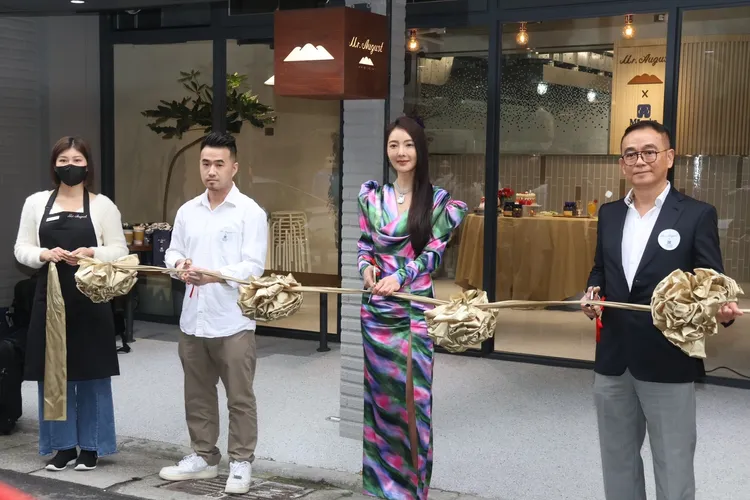 吳速玲（右二）亮麗出席剪綵。彭欣偉攝