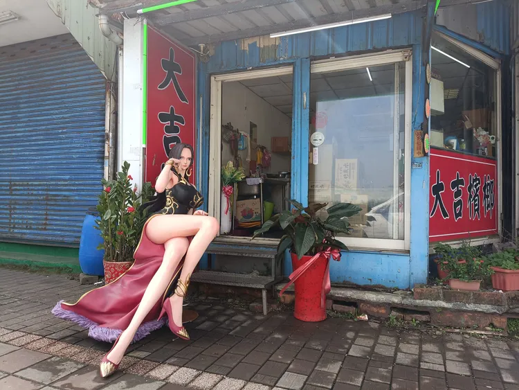 檳榔攤門口坐著航海王女帝公仔，好身材相當吸引目光。翻攝臉書社團《路上觀察學院》
