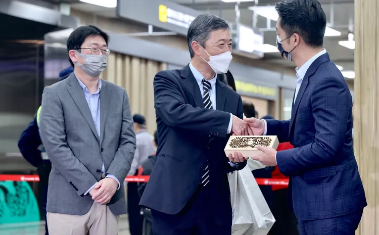 蔣萬安（右）致贈禮品給日本代表。林林攝