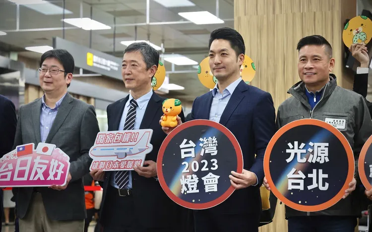 台北市長蔣萬安（右2）、市議會議長戴錫欽（右）今前往接機。林林攝