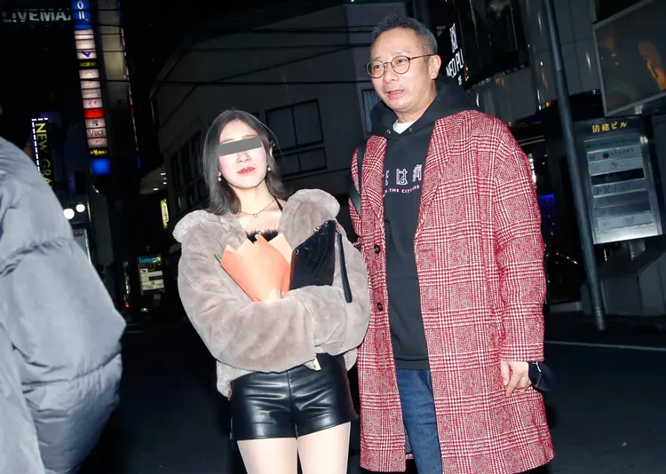 石田壹成（右）半個月前約會被拍到，還喜孜孜地接受訪問。翻攝《FRIDAY》