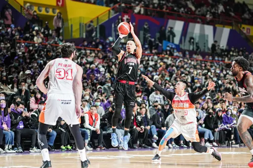 豪神降臨！林書豪狂飆來台最高 32分　助鋼鐵人拿到本季客場首勝