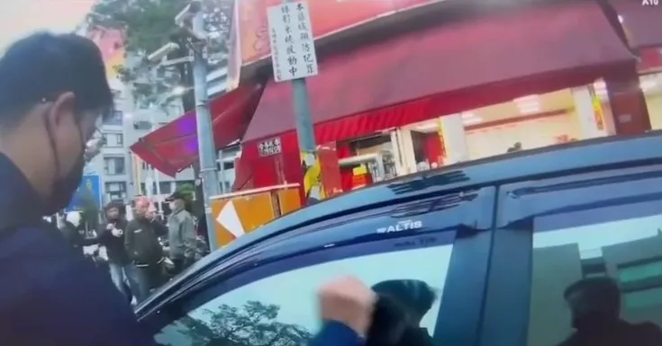 警消人員到場敲窗無回應。翻攝畫面