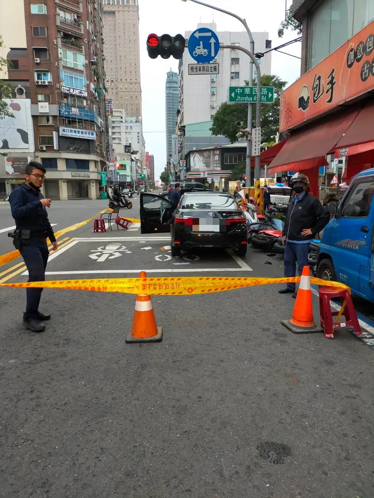 自小客車擦撞事故，六部停放路旁機車遭波及。翻攝畫面