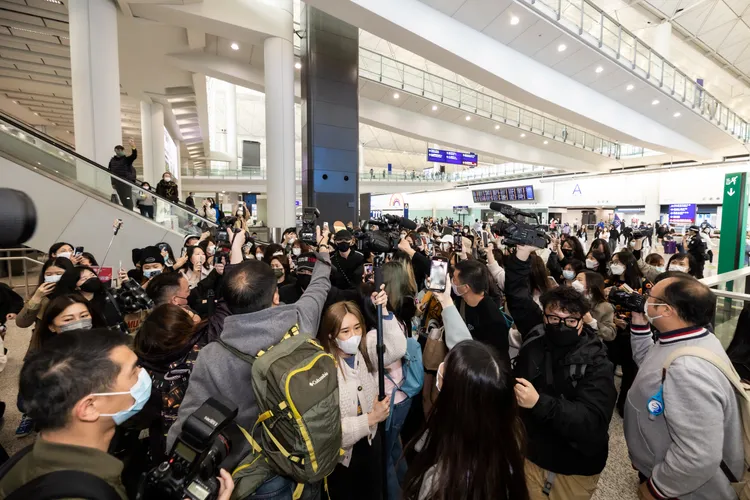 上百位粉絲擠爆香港機場。車庫娛樂、三鳳製作提供