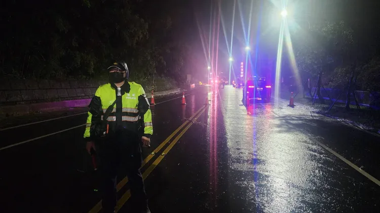 警方封閉道路。翻攝畫面