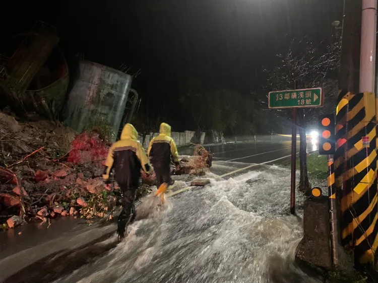 儲水槽被土石壓毀，自來水外溢到道路上。翻攝畫面