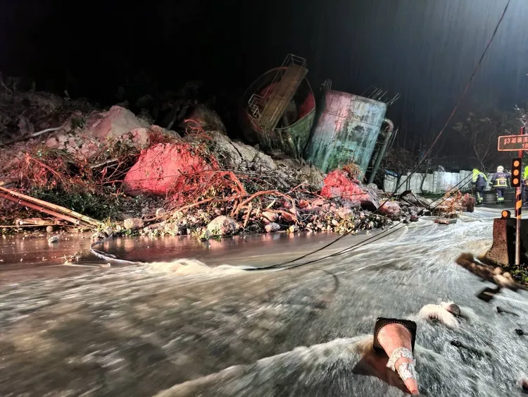 陽金公路大量土石滑落，壓毀3座大型儲水槽。翻攝畫面