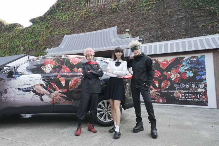 在直播活動中將邀請知名電玩實況主Sandy珊迪(中)，和兩位專業COSER帶領觀眾一窺《咒術迴戰展》的展覽現場。業者提供