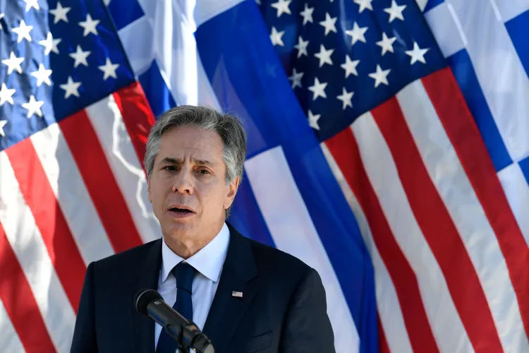 美國國務卿布林肯指出，中國正考慮提供武器給俄羅斯；圖為他昨天於希臘雅典發表演說。美聯社