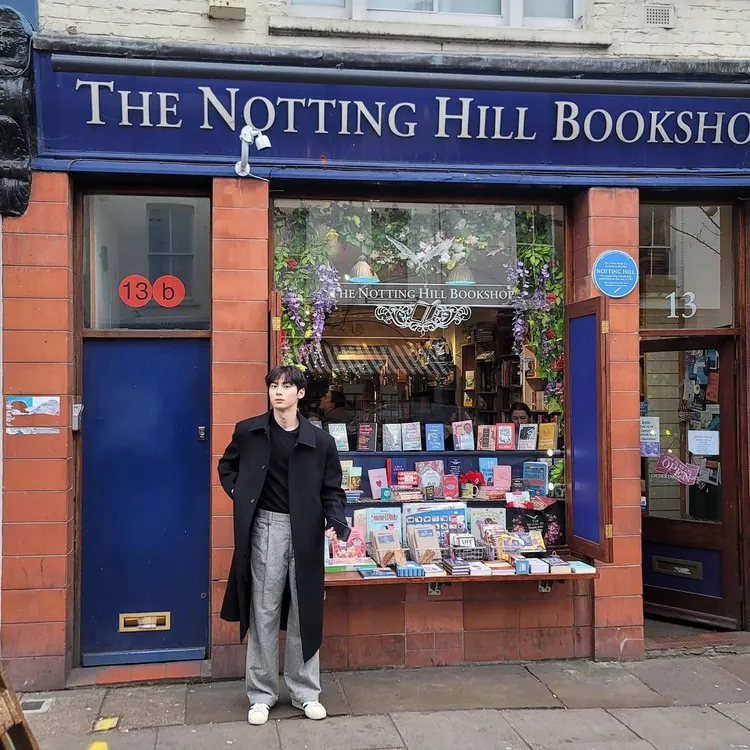 諾丁丘書店留影。翻攝optimushwang IG