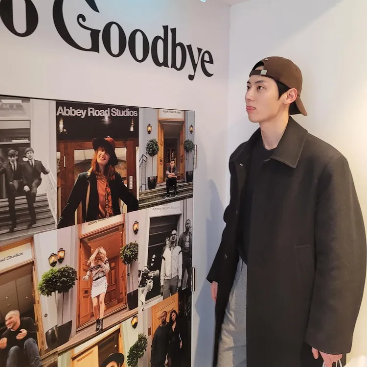 逛唱片行。翻攝optimushwang IG