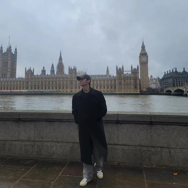 黃旼炫踩點大笨鐘。翻攝optimushwang IG