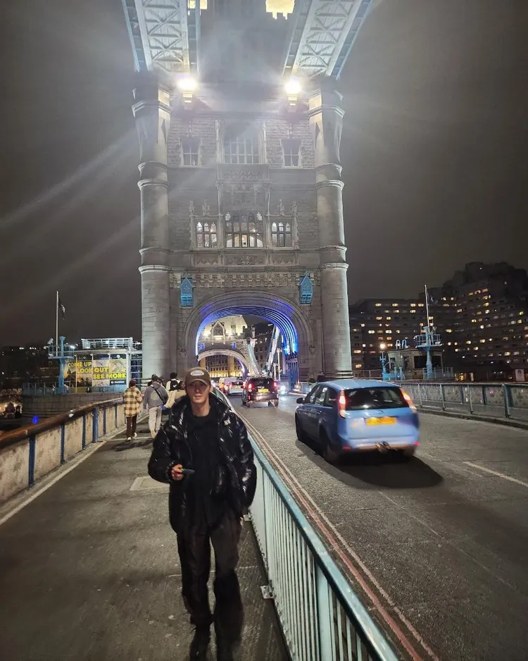 黃旼炫走在倫敦鐵橋上。翻攝optimushwang IG