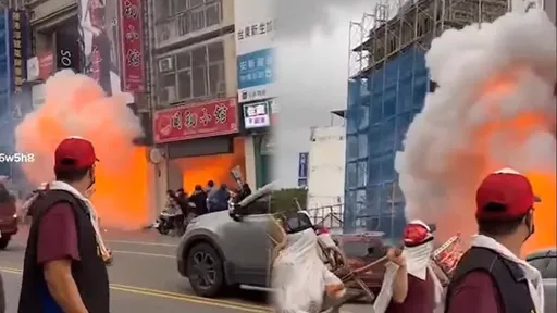烈焰噴3層高影片曝!「房子炸起來」扛神轎的都傻眼 網驚嚇:全集中灰休厝