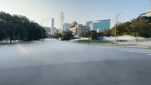 竹科陷雲海？這個外洩鋪滿路面　警消封鎖現場警戒排煙 