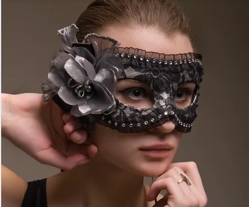 14歲少女情竇初開　「戴面具」趴床做這事！慘遭男友逼當奴隸