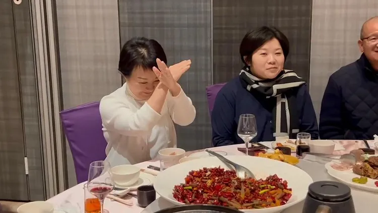 面對國民黨台中市議員李中勸進參選總統，盧秀燕2度比出「X」的手勢。鮮明攝