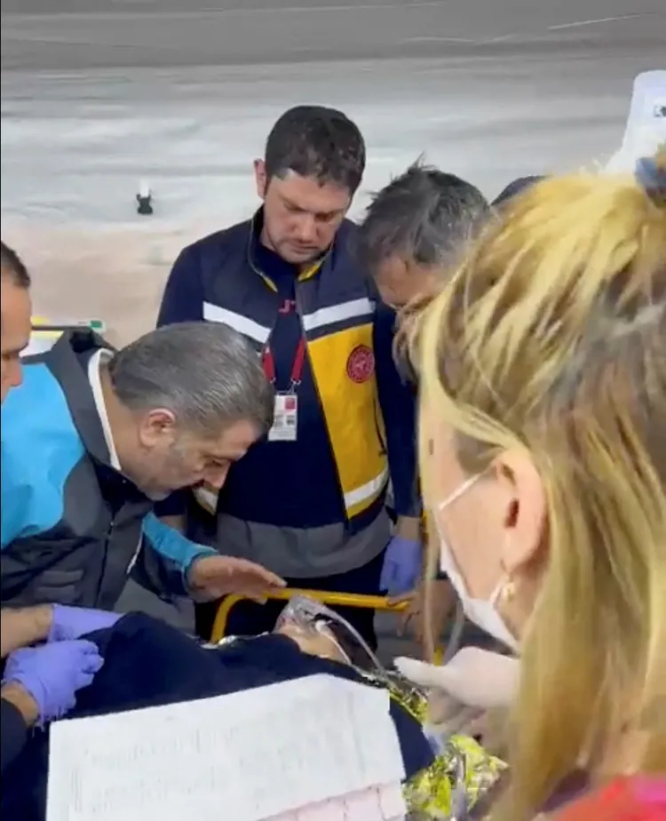 美國電視名醫奧茲到醫院探望阿賈爾。路透社